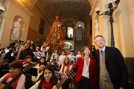 "Giocattolo sospeso" nell'androne di Palazzo San Giacomo la consegna dei doni