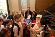 "Giocattolo sospeso" nell'androne di Palazzo San Giacomo la consegna dei doni