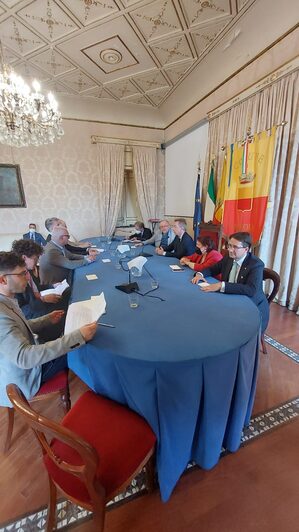 Una delegazione di parlamentari tedeschi è stata ricevuta stamattina in sala giunta dal sindaco Gaetano Manfredi insieme all'assessore al Turismo Teresa Armato. Il primo cittadino ha evidenziato "i legami storici" tra Napoli e la Germania dai tempi di Federico II. "Qui da noi i tedeschi si sentono a casa - ha aggiunto Manfredi -. Sono già in corso rilevanti scambi culturali ed economici tra la nostra città e la Germania: stiamo lavorando per saldare ancora di più questi rapporti grazie all'apporto del Goethe Institut. Inoltre in questa fase delicata, in quanto capitale euromediterannea - ha concluso il sindaco- Napoli è il luogo per costruire un dialogo basato su valori comuni". Durante l'incontro è stato programmato un gemellaggio tra Napoli ed Amburgo, città portuale che presenta grandi affinità con la nostra città.