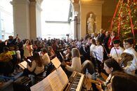 "Giocattolo sospeso" nell'androne di Palazzo San Giacomo la consegna dei doni