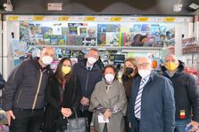 Il sindaco e l'assessore Armato presso un'edicola provano il nuovo servizio del Comune di Napoli