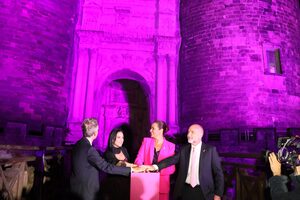 Il Maschio Angioino si illumina di rosa per la Breast Cancer Campaign