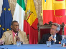 Il Sindaco Manfredi premia Jim Williams e Manfredo Fucile