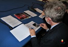 Un'immagine della firma dell'accordo in sala Giunta a Palazzo San Giacomo
