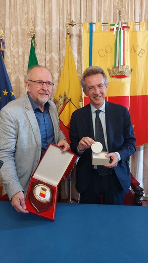 Una delegazione di parlamentari tedeschi è stata ricevuta stamattina in sala giunta dal sindaco Gaetano Manfredi insieme all'assessore al Turismo Teresa Armato. Il primo cittadino ha evidenziato "i legami storici" tra Napoli e la Germania dai tempi di Federico II. "Qui da noi i tedeschi si sentono a casa - ha aggiunto Manfredi -. Sono già in corso rilevanti scambi culturali ed economici tra la nostra città e la Germania: stiamo lavorando per saldare ancora di più questi rapporti grazie all'apporto del Goethe Institut. Inoltre in questa fase delicata, in quanto capitale euromediterannea - ha concluso il sindaco- Napoli è il luogo per costruire un dialogo basato su valori comuni". Durante l'incontro è stato programmato un gemellaggio tra Napoli ed Amburgo, città portuale che presenta grandi affinità con la nostra città.