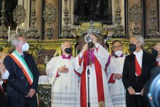 Un momento della celebrazione al Duomo e della processione