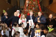 "Giocattolo sospeso" nell'androne di Palazzo San Giacomo la consegna dei doni