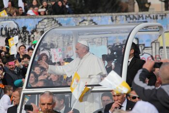 Papa Francesco sulla papamobile