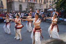 Una foto della festa per la pace a piazza Dante