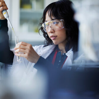 immagine della campagna dell'anno europeo delle competenze raffigurante una donna al lavoro con una provetta in mano