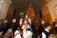 "Giocattolo sospeso" nell'androne di Palazzo San Giacomo la consegna dei doni