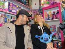 Gli assessori ai Giovani e alle Politiche Sociali, Chiara Marciani e Luca Trapanese, hanno contribuito all'iniziativa di solidarietà 'Giocattolo Sospeso' con l'attore Francesco Di Leva presso uno dei negozi del centro.