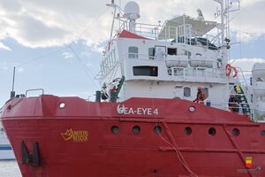 Arrivata in porto la Sea Eye 4, in moto la rete di accoglienza per i 106 migranti a bordo
