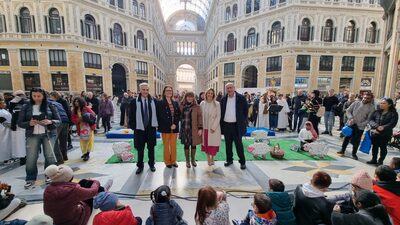 In Galleria le assessore Striano e Marciani alla festa dell'Epifania con i bambini delle scuole della pace