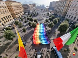 bandiera pace in piazza municipio