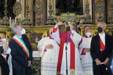 Un momento della celebrazione al Duomo e della processione