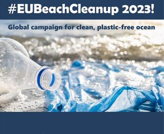 immagine del visual dedicato alla campagna con bottiglia e busta di plastica in mare
