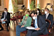 Un'immagine della firma dell'accordo in sala Giunta a Palazzo San Giacomo