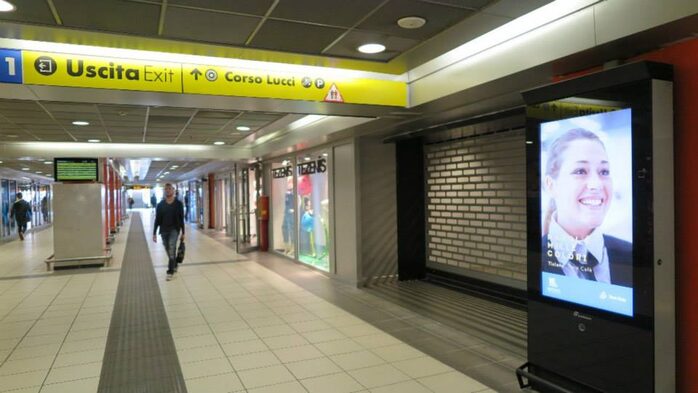 Il corridoio di collegamento linea 1 della Metropolitana Piazza Garibaldi con la stazione FFSS e alla Circumvesuviana