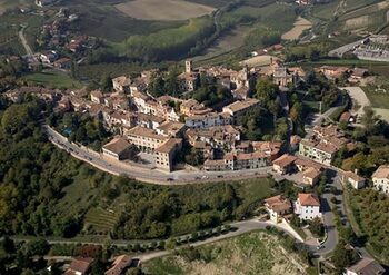 immagine di un borgo di montagna visto dall'alto