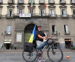  Mykola Zhyriada il ciclista per la pace ucraino ha fatto tappa a Napoli 