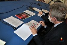 Un'immagine della firma dell'accordo in sala Giunta a Palazzo San Giacomo