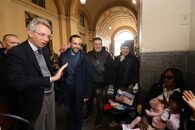 "Giocattolo sospeso" nell'androne di Palazzo San Giacomo la consegna dei doni