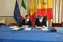 Un'immagine della firma dell'accordo in sala Giunta a Palazzo San Giacomo