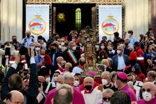 Un momento della celebrazione al Duomo e della processione