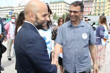 Presentata a Piazza Garibaldi la cucina mobile-Food truck per pasti caldi ai senza dimora