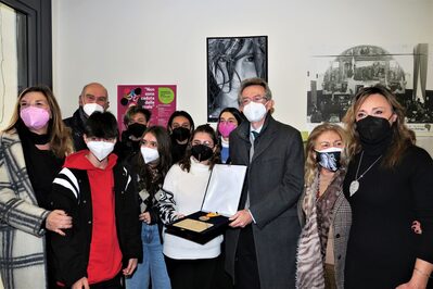 Una foto con i ragazzi vincitori del concorso di idee