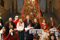 "Giocattolo sospeso" nell'androne di Palazzo San Giacomo la consegna dei doni
