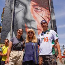 Inaugurato a Scampia, alla presenza di Dori Ghezzi, il murale dedicato a Fabrizio De André dipinto da Jorit con Trisha Palma