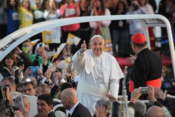 Papa Francesco saluta la folla in attesa