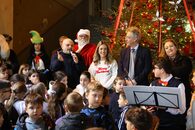 "Giocattolo sospeso" nell'androne di Palazzo San Giacomo la consegna dei doni