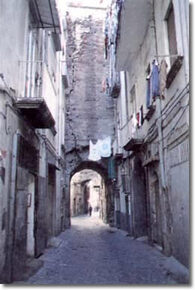 stretto vicolo tra due fabbricati sormontati da un arco in muratura