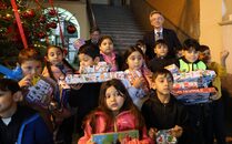 "Giocattolo sospeso" nell'androne di Palazzo San Giacomo la consegna dei doni