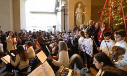"Giocattolo sospeso" nell'androne di Palazzo San Giacomo la consegna dei doni
