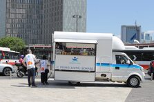 Presentata a Piazza Garibaldi la cucina mobile-Food truck per pasti caldi ai senza dimora