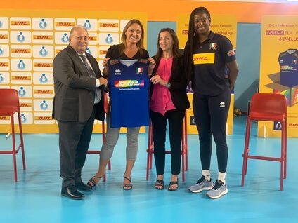 L'assessore Emanuela Ferrante si è recata al Palavesuvio per l'inaugurazione dei lavori e ha salutato la nazionale italiana di volley femminile