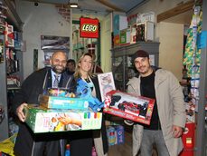Gli assessori ai Giovani e alle Politiche Sociali, Chiara Marciani e Luca Trapanese, hanno contribuito all'iniziativa di solidarietà 'Giocattolo Sospeso' con l'attore Francesco Di Leva presso uno dei negozi del centro.
