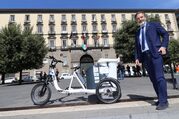 Bici elettriche per la pulizia della città, presentati i nuovi mezzi Asia 