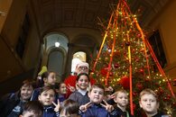 "Giocattolo sospeso" nell'androne di Palazzo San Giacomo la consegna dei doni