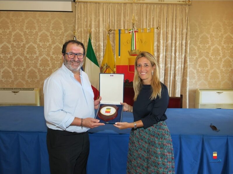 Foto della Assessora Chiara Marciani e del dal Sindaco Juan Manuel ÁVILA GUTIÉRREZ