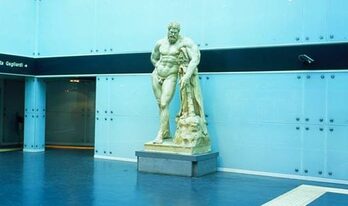 Il calco dell'Ercole Farnese sbarca alla Fondazione Prada