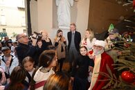 "Giocattolo sospeso" nell'androne di Palazzo San Giacomo la consegna dei doni