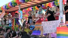 Il corteo del Pride colora le strade di Napoli