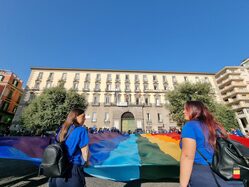 bandiera pace in piazza municipio