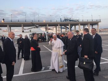 Papa Francesco in partenza con l'elicottero dalla stazione marittima