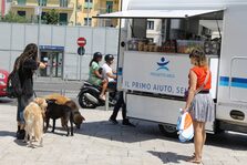 Presentata a Piazza Garibaldi la cucina mobile-Food truck per pasti caldi ai senza dimora